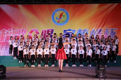 廉江一中举办“五四”校歌颂唱比赛暨文艺演出，青春之声唱响时代旋律