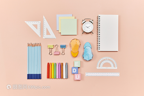 文具美学 粉色桌面平铺的创意搭配指南